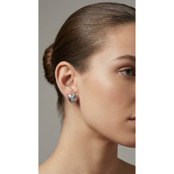 Gucci Heart Bee Silver Stud Earrings - Picture 4 of 6